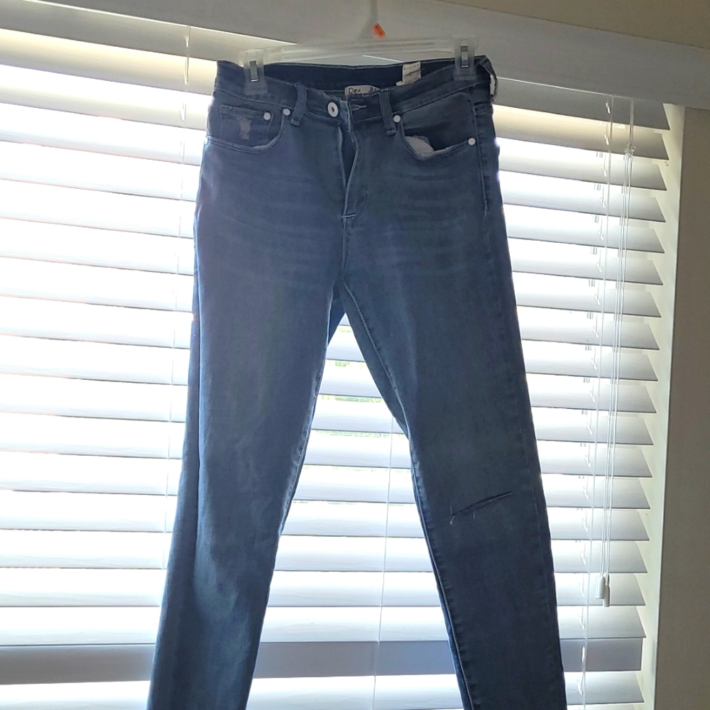 Mid rise, light wash, skinny jeans